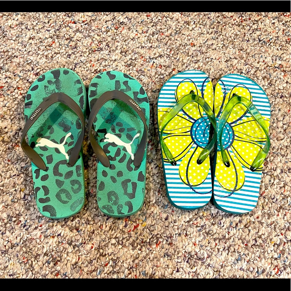2 pairs of girls flip flops size 10